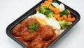 Almôndegas de carne, purê de batatas e legumes