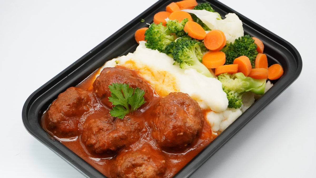 Almôndegas de carne, purê de batatas e legumes