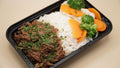 Carne de panela desfiada, arroz branco e legumes
