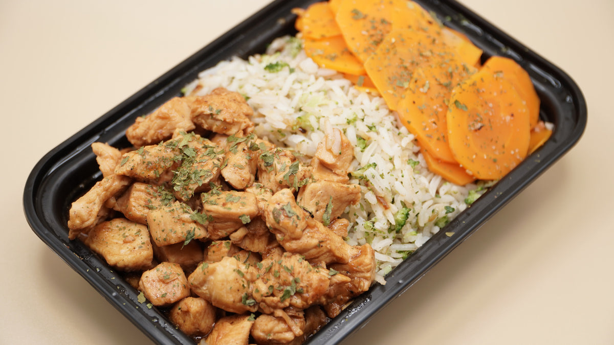 Chicken picadinho with broccoli and carrot rice